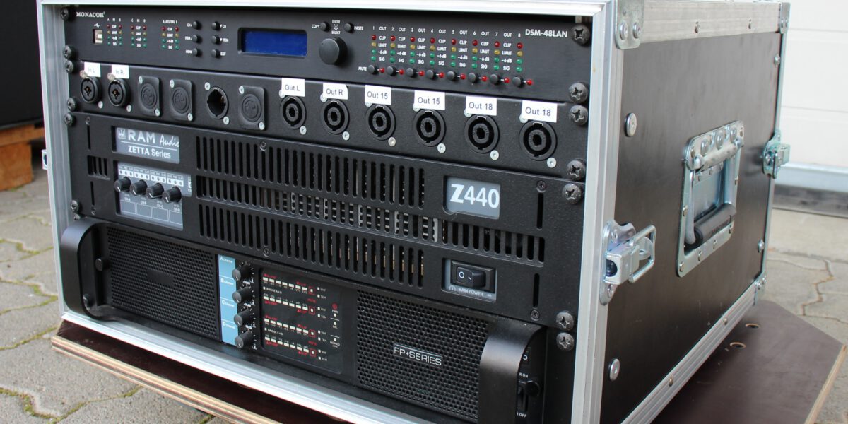 Amprack Schrägaufnahme mit Controller und Anschlussfeld