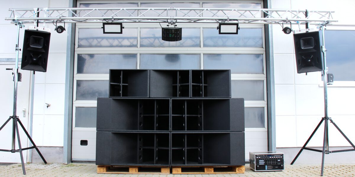 Komplettansicht System 1 L mit Lichtpaket 1 und Traverse auf Stativen