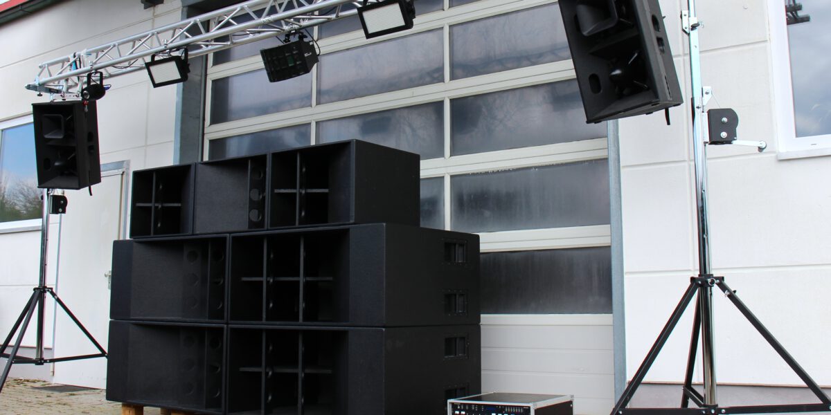 Schrägansicht nah komplette 4 Wege PA und Lichtpaket