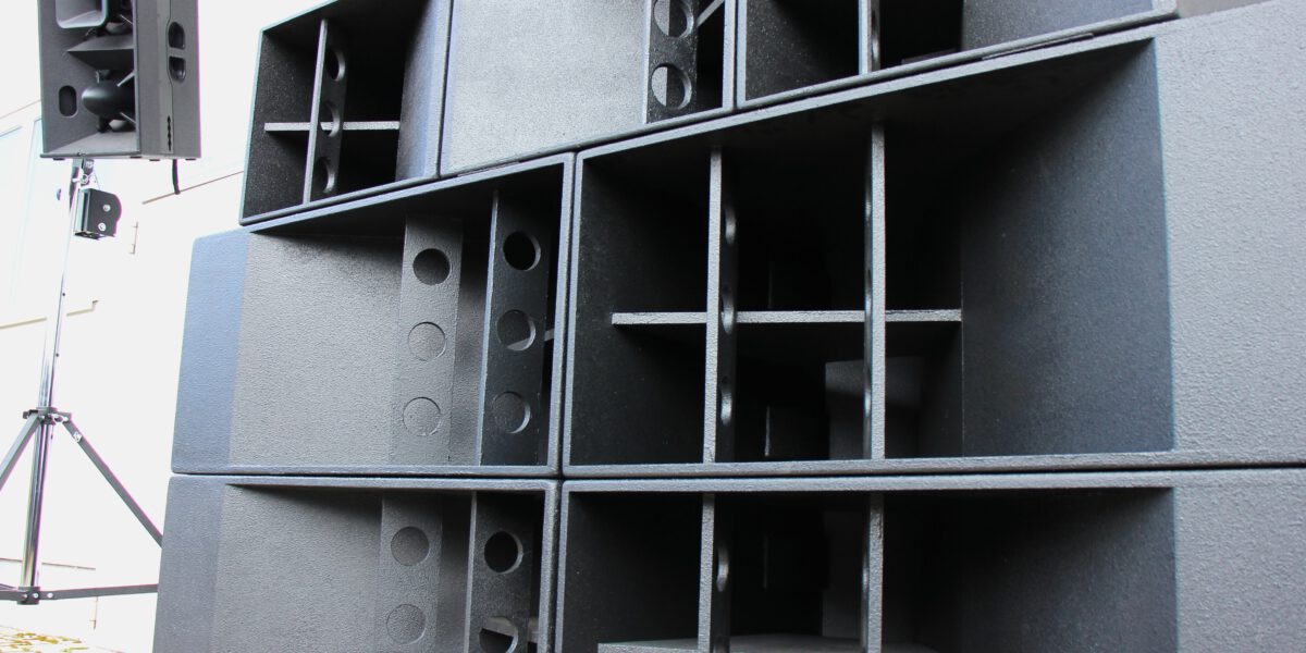 Schrägansicht nah komplettes System mit PA- Anlage und Lichtpaket