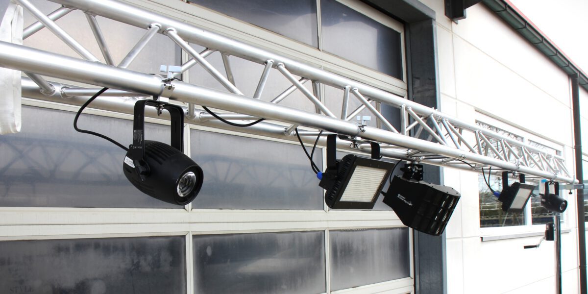 Nahaufnahme Lichtpaket 1 hängend an Traverse