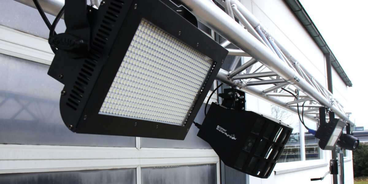 Nahansicht schräg Lichrtpaket 1 an Traverse